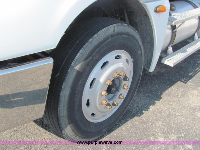 image for item C2576 2006 Freightliner Columbia semi truck