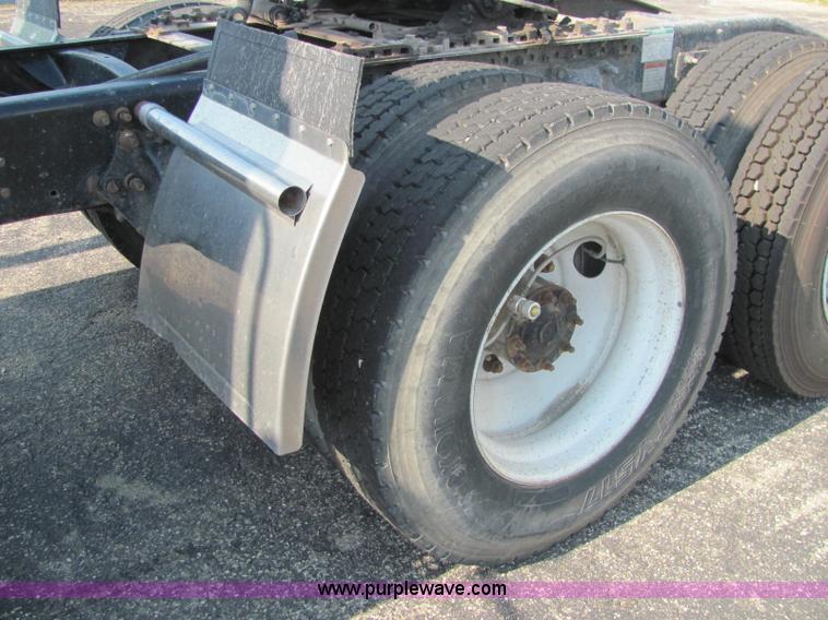 image for item C2576 2006 Freightliner Columbia semi truck