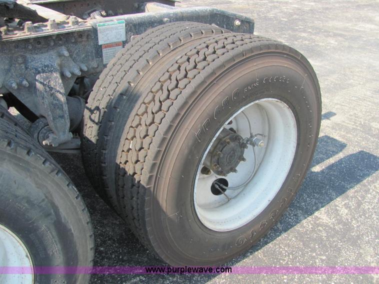 image for item C2576 2006 Freightliner Columbia semi truck