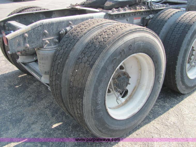 image for item C2576 2006 Freightliner Columbia semi truck