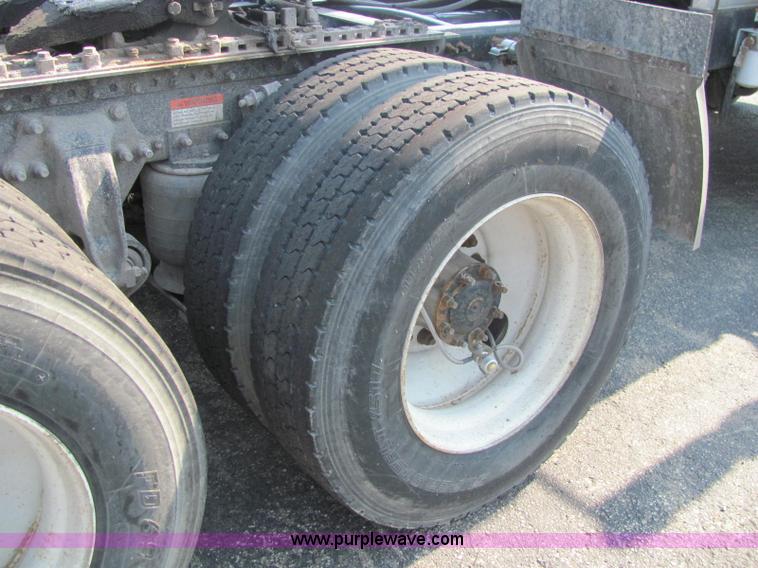 image for item C2576 2006 Freightliner Columbia semi truck