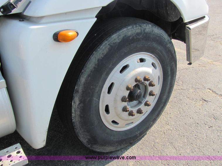 image for item C2576 2006 Freightliner Columbia semi truck