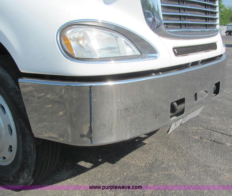 image for item C2576 2006 Freightliner Columbia semi truck