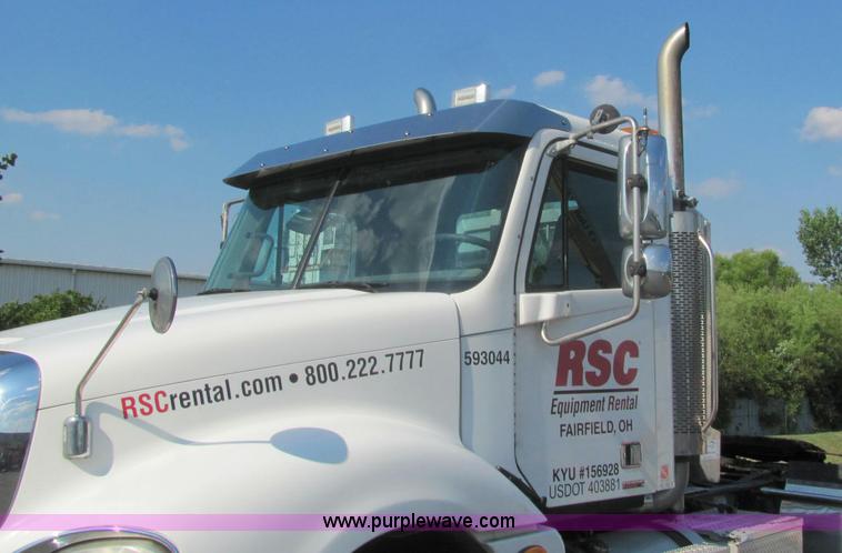 image for item C2576 2006 Freightliner Columbia semi truck