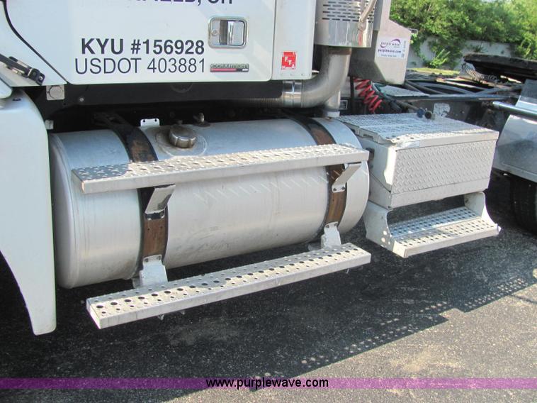 image for item C2576 2006 Freightliner Columbia semi truck