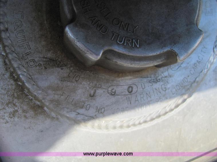 image for item C2576 2006 Freightliner Columbia semi truck