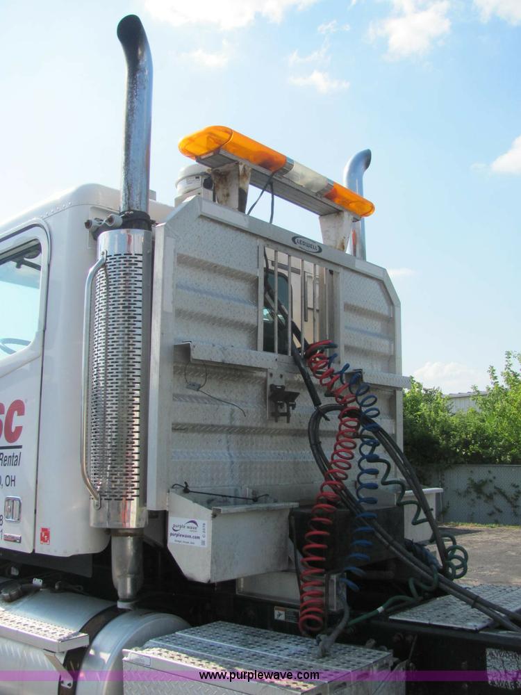 image for item C2576 2006 Freightliner Columbia semi truck