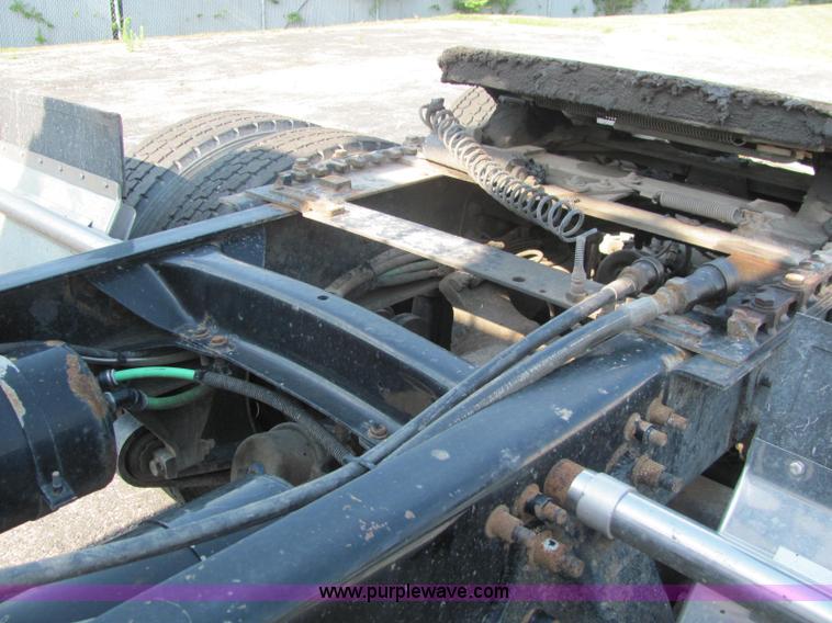 image for item C2576 2006 Freightliner Columbia semi truck