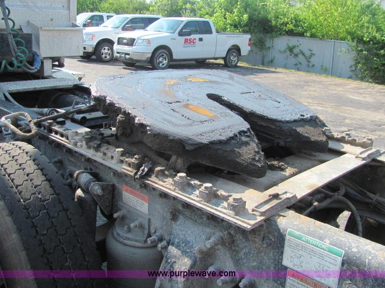 image for item C2576 2006 Freightliner Columbia semi truck