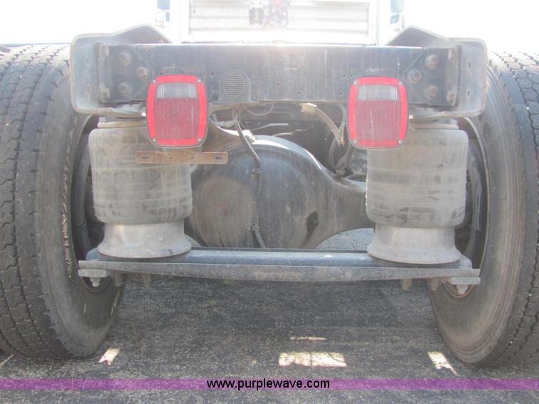 image for item C2576 2006 Freightliner Columbia semi truck