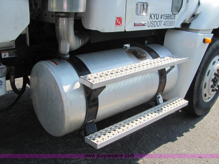 image for item C2576 2006 Freightliner Columbia semi truck