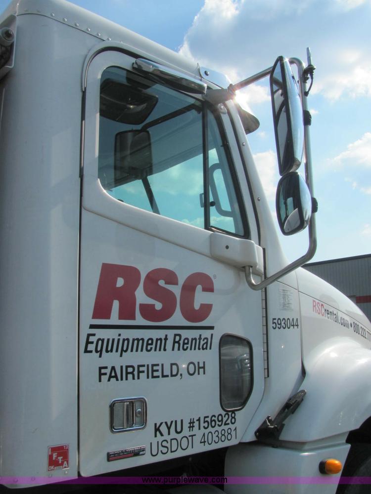 image for item C2576 2006 Freightliner Columbia semi truck