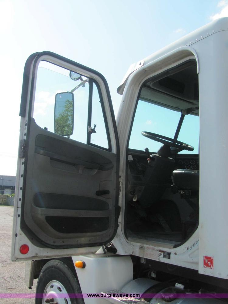 image for item C2576 2006 Freightliner Columbia semi truck