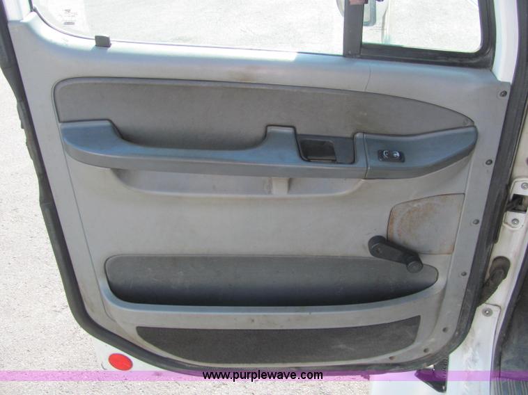 image for item C2576 2006 Freightliner Columbia semi truck