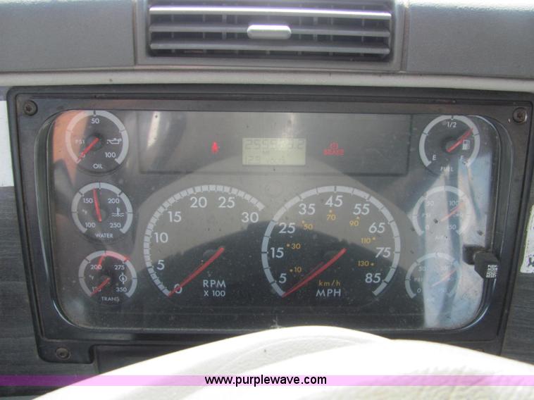 image for item C2576 2006 Freightliner Columbia semi truck