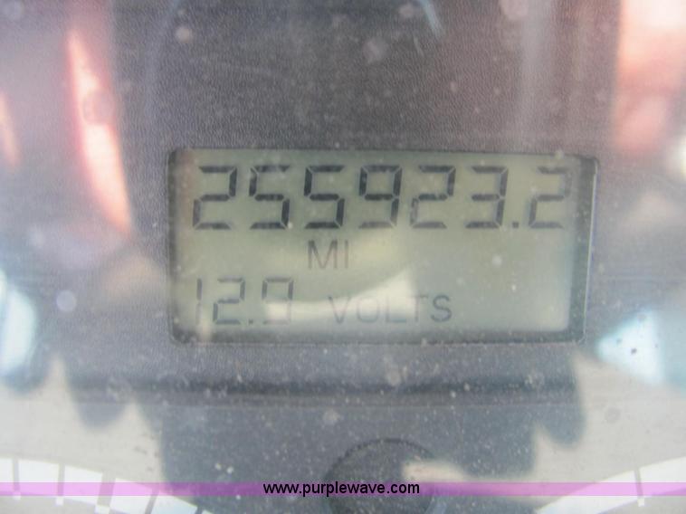 image for item C2576 2006 Freightliner Columbia semi truck