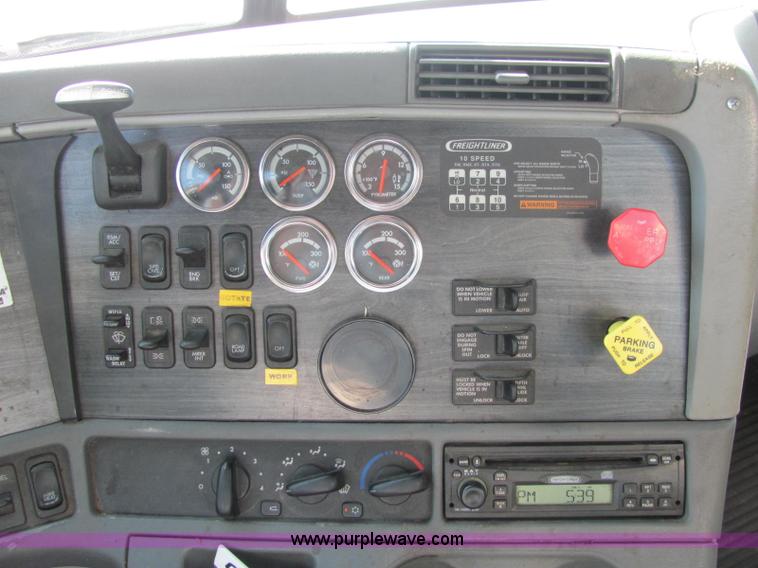 image for item C2576 2006 Freightliner Columbia semi truck