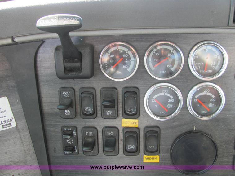 image for item C2576 2006 Freightliner Columbia semi truck