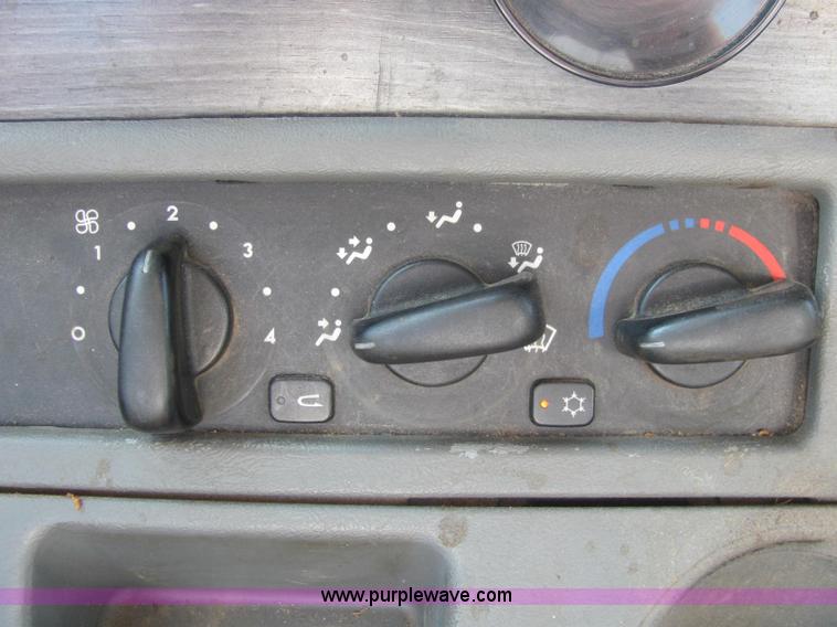 image for item C2576 2006 Freightliner Columbia semi truck