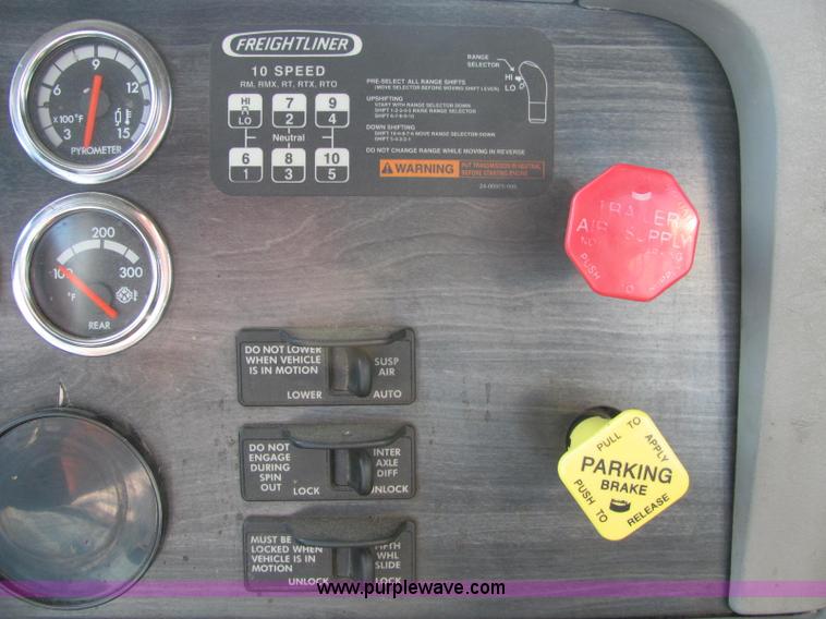 image for item C2576 2006 Freightliner Columbia semi truck