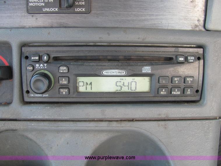 image for item C2576 2006 Freightliner Columbia semi truck