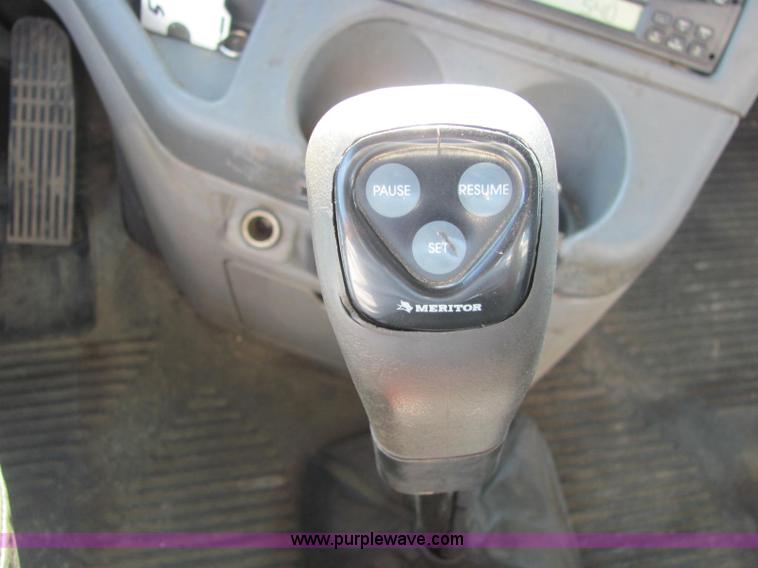 image for item C2576 2006 Freightliner Columbia semi truck