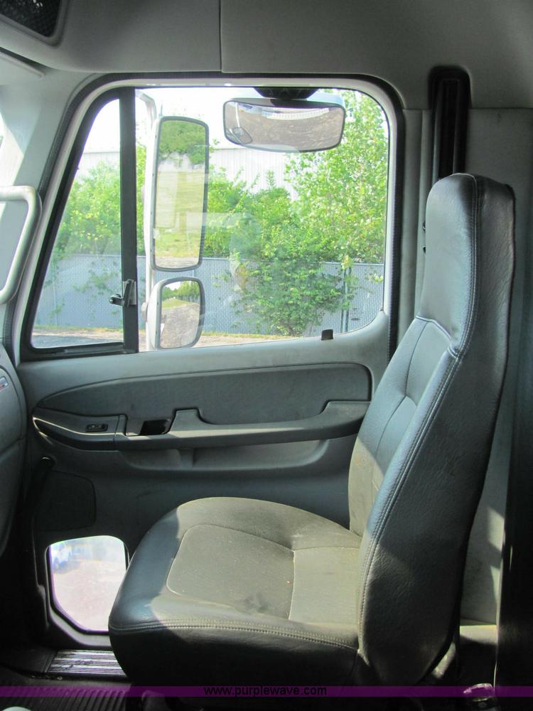 image for item C2576 2006 Freightliner Columbia semi truck