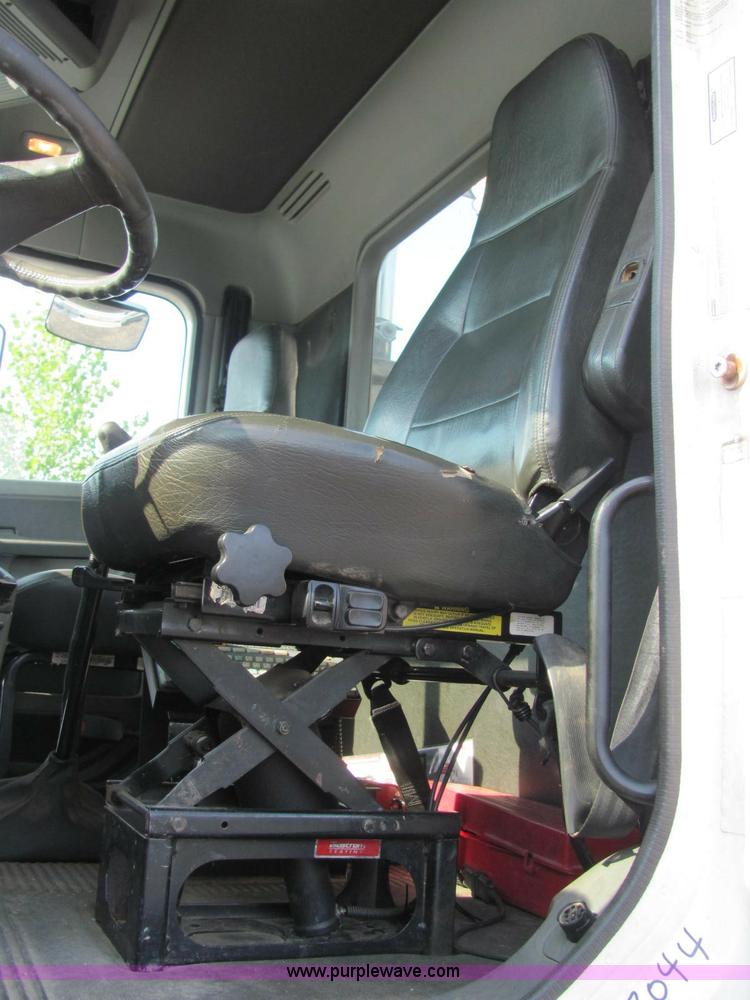 image for item C2576 2006 Freightliner Columbia semi truck