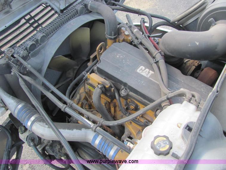 image for item C2576 2006 Freightliner Columbia semi truck