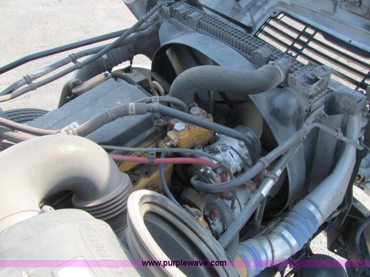 image for item C2576 2006 Freightliner Columbia semi truck