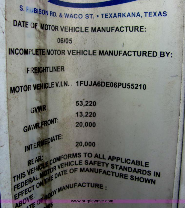 image for item C2576 2006 Freightliner Columbia semi truck