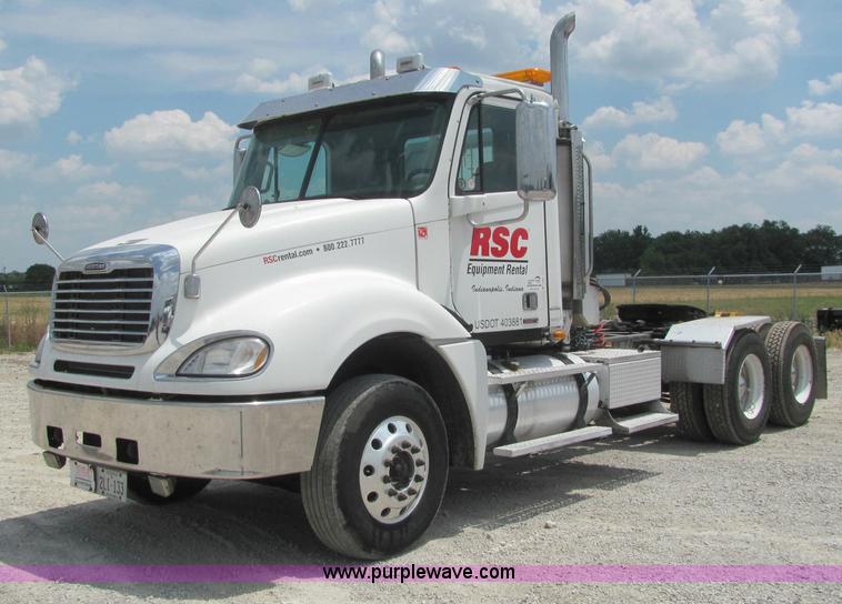image for item C2581 2007 Freightliner Columbia semi truck