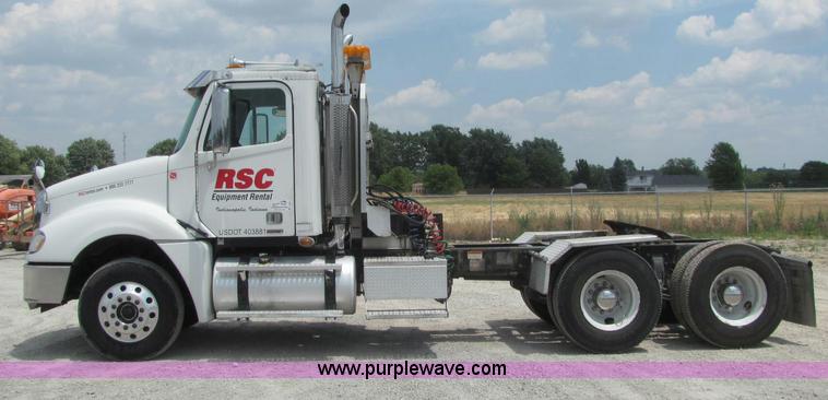 image for item C2581 2007 Freightliner Columbia semi truck