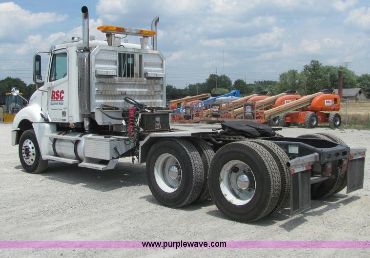 image for item C2581 2007 Freightliner Columbia semi truck