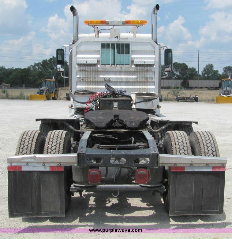 image for item C2581 2007 Freightliner Columbia semi truck