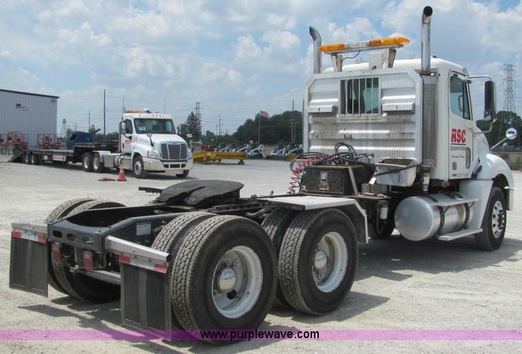 image for item C2581 2007 Freightliner Columbia semi truck