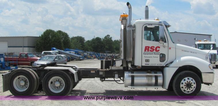 image for item C2581 2007 Freightliner Columbia semi truck