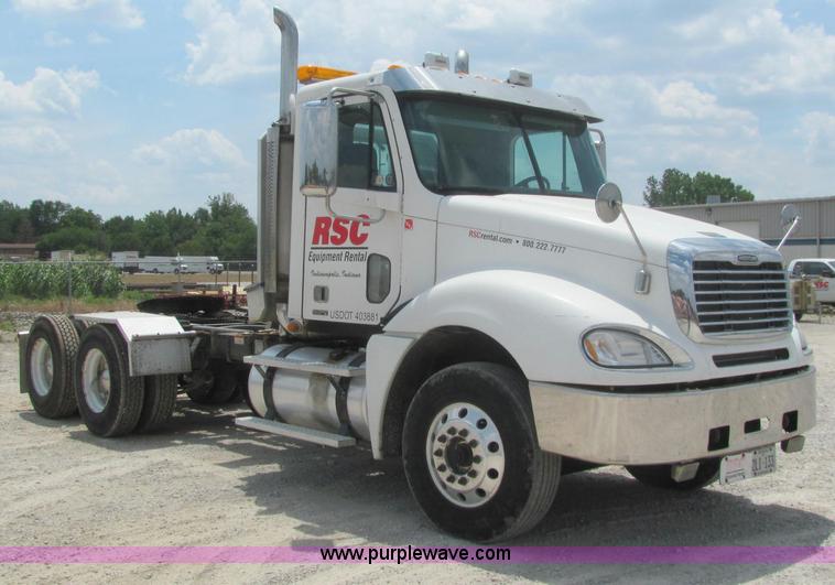 image for item C2581 2007 Freightliner Columbia semi truck