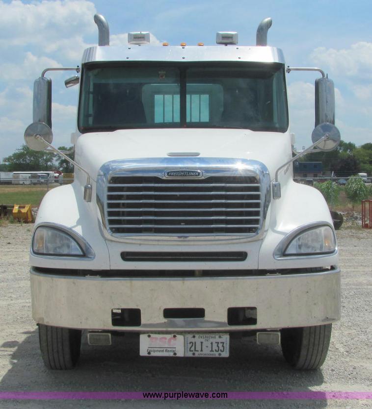 image for item C2581 2007 Freightliner Columbia semi truck