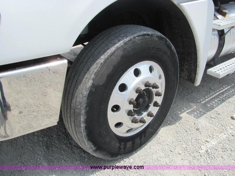 image for item C2581 2007 Freightliner Columbia semi truck