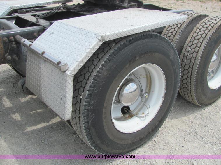 image for item C2581 2007 Freightliner Columbia semi truck