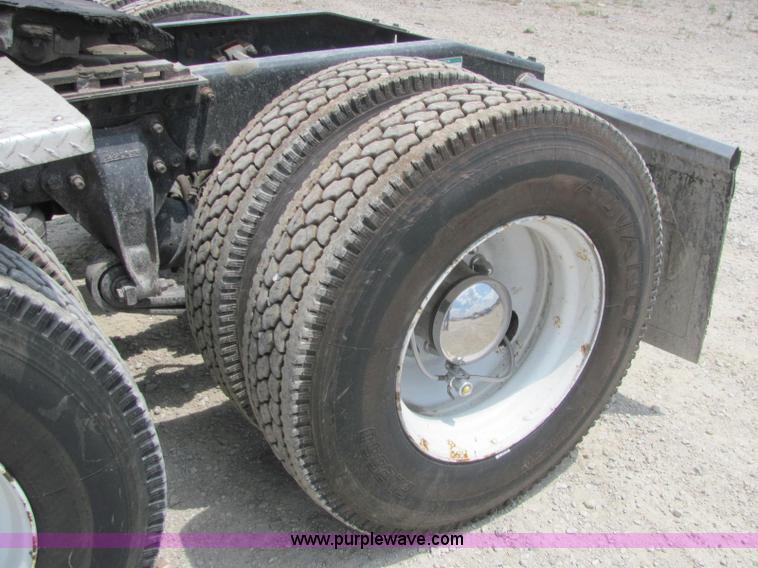 image for item C2581 2007 Freightliner Columbia semi truck