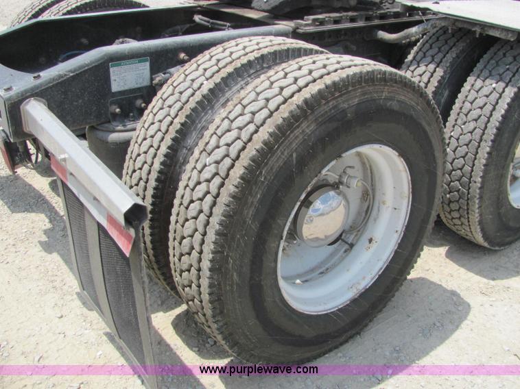 image for item C2581 2007 Freightliner Columbia semi truck