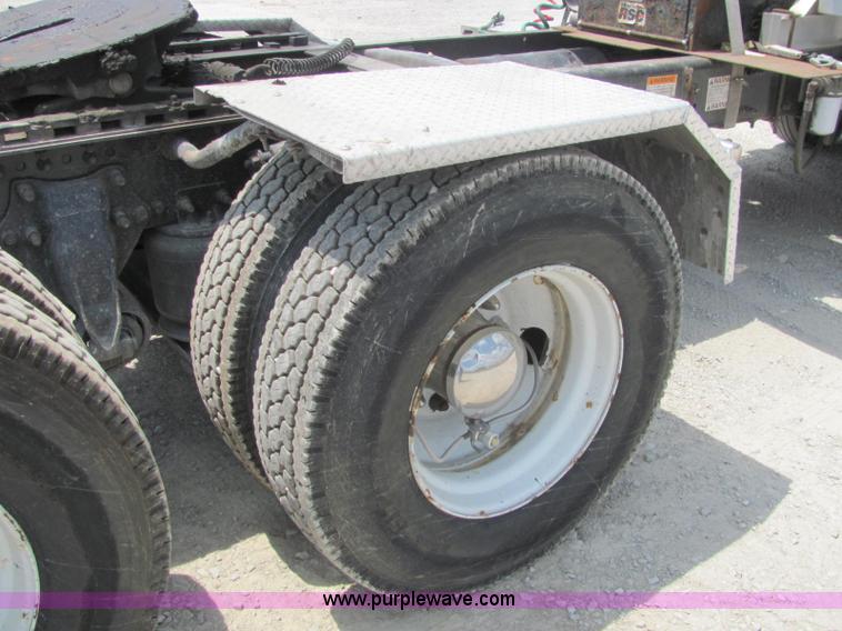 image for item C2581 2007 Freightliner Columbia semi truck