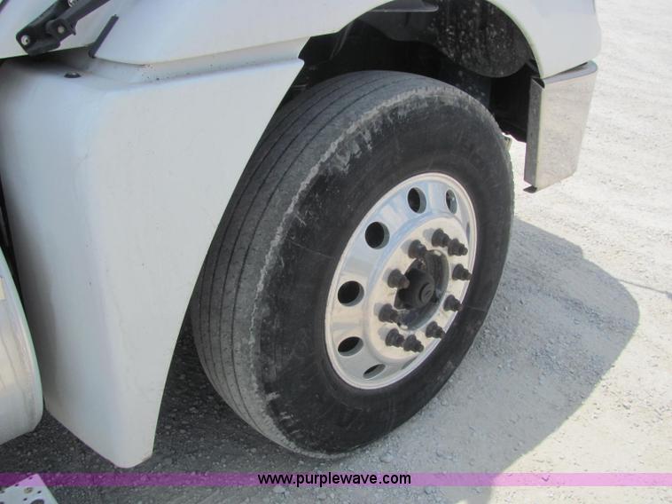 image for item C2581 2007 Freightliner Columbia semi truck