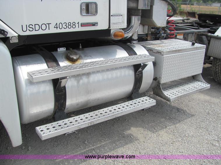 image for item C2581 2007 Freightliner Columbia semi truck