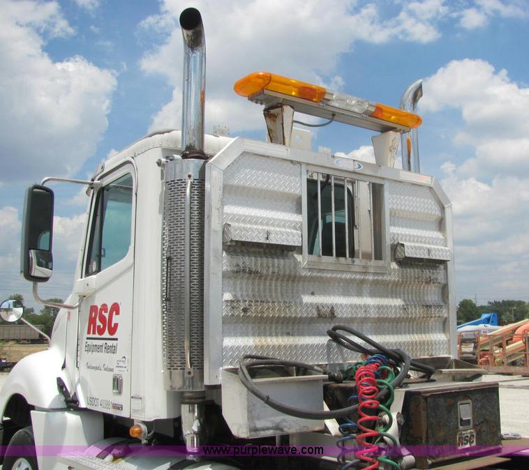 image for item C2581 2007 Freightliner Columbia semi truck