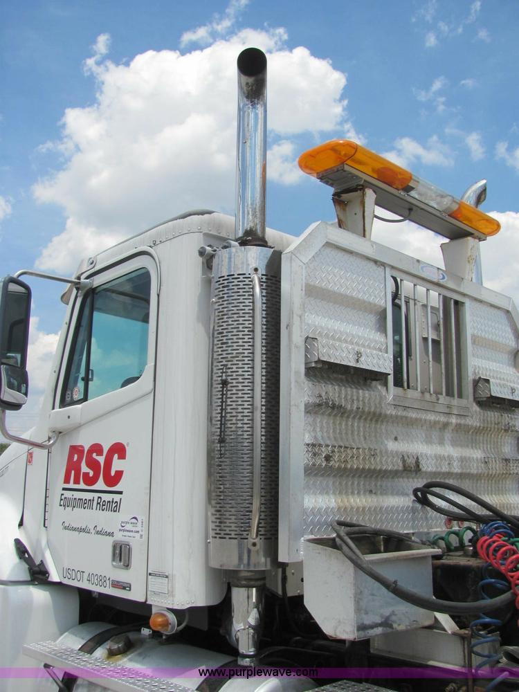 image for item C2581 2007 Freightliner Columbia semi truck