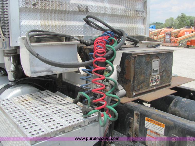 image for item C2581 2007 Freightliner Columbia semi truck