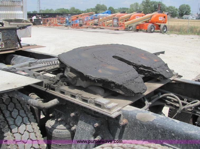 image for item C2581 2007 Freightliner Columbia semi truck